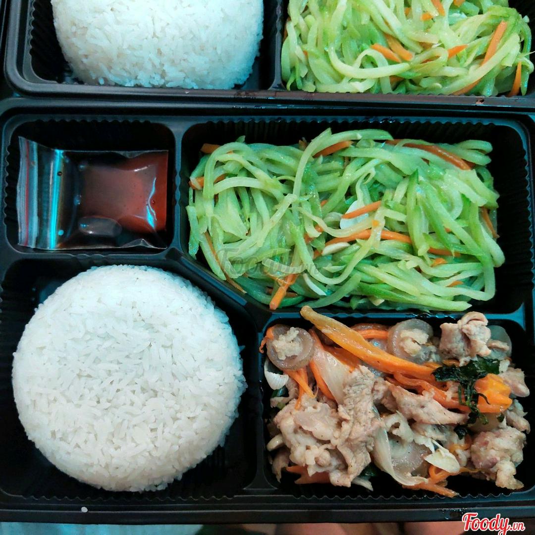 com-thit-bo-xao-thap-cam-rau-cu-mon-an-phu-hoa-qua-trang-mieng