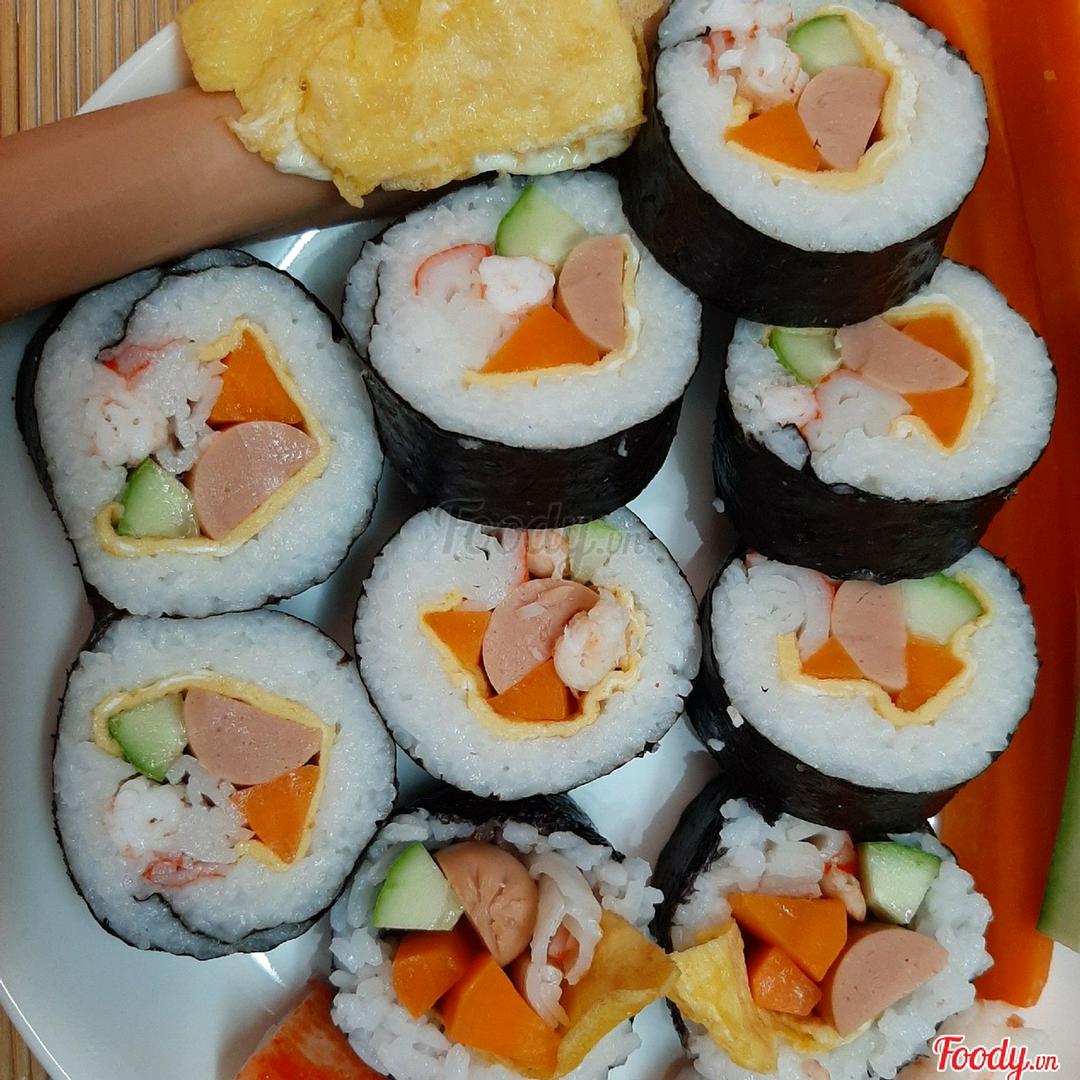 kimbap-phomai-cuon-xuch-xich-1-ly-nuoc