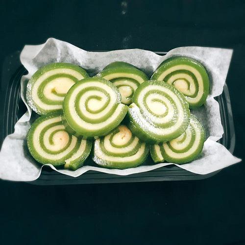 da-lon-cuon-au-xanh-la-dua-hop-8-khoanh