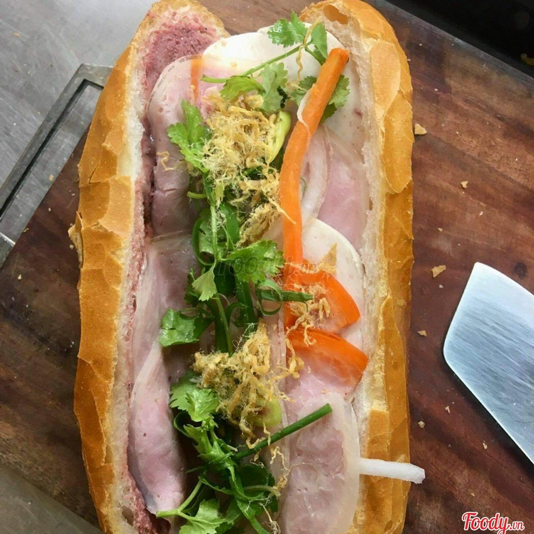 banh-mi-thap-cam