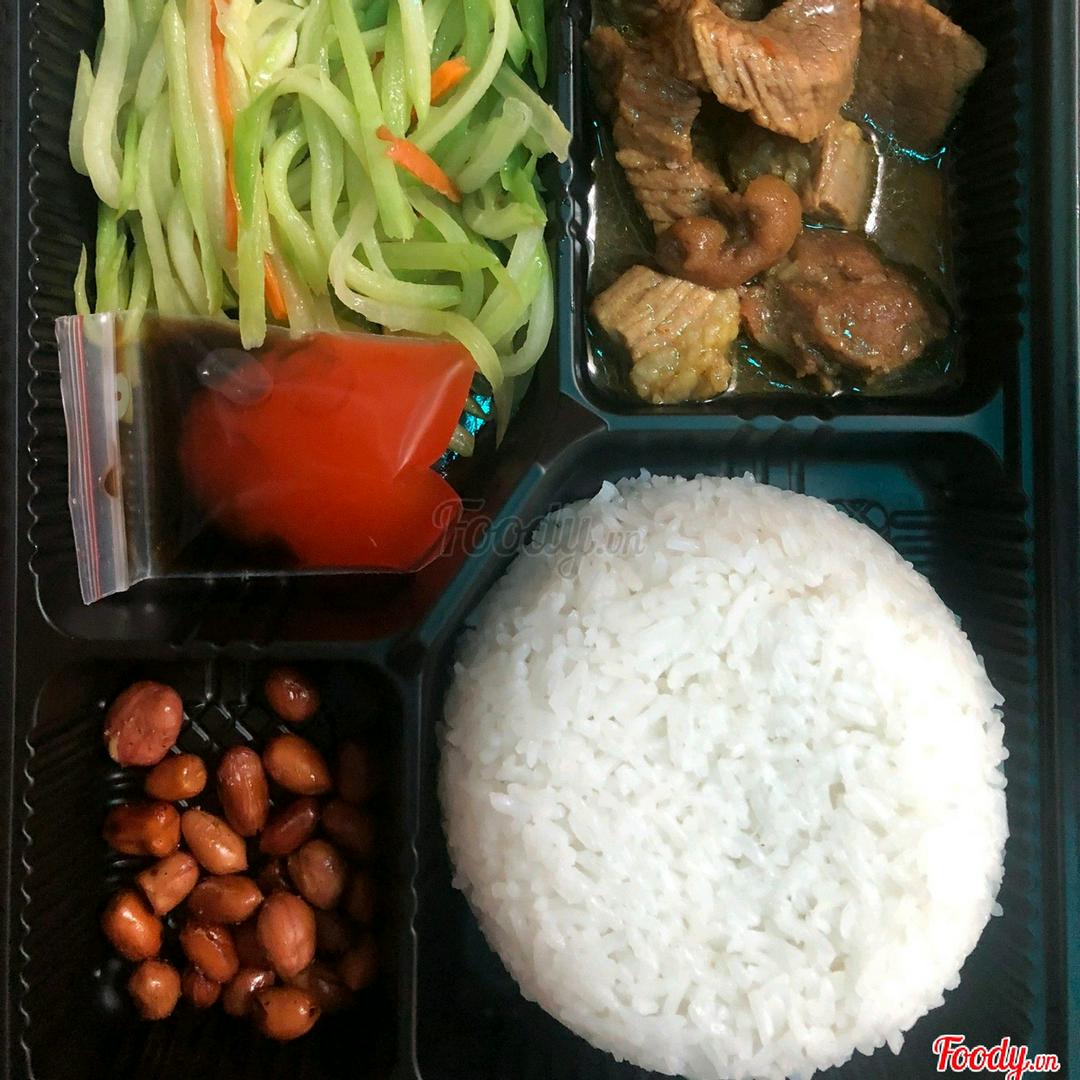 com-ga-xao-xa-ot-mon-an-phu-hoa-qua-trang-mieng