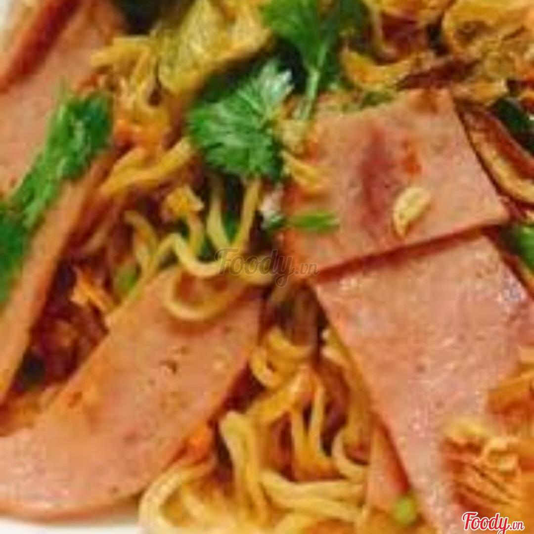 mi-xao-xuc-xich-1ly-nuoc