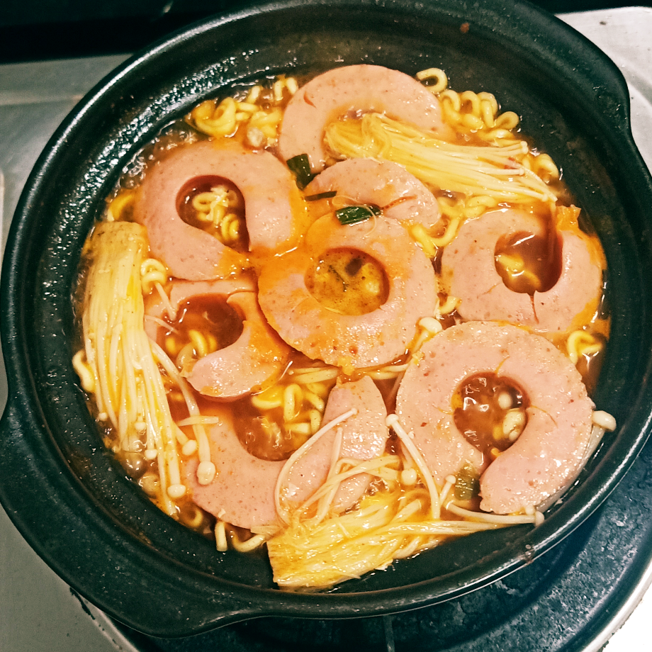 combo-2-my-cay-xuc-xich-2-tra-chanh-con-ca