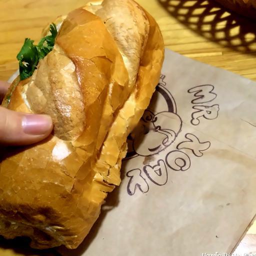 banh-mi-kep-pate-trung-xuc-xich