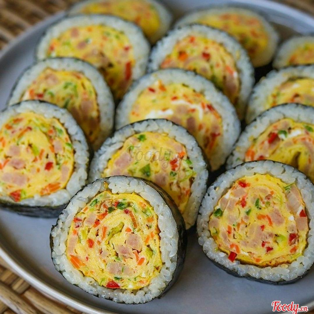 kimbap-trung-cuon-thap-cam