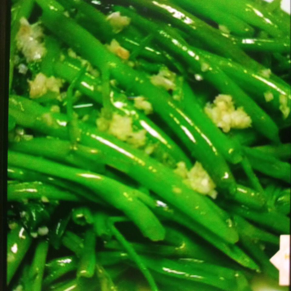 rau-muong-xao-them-cua-mi