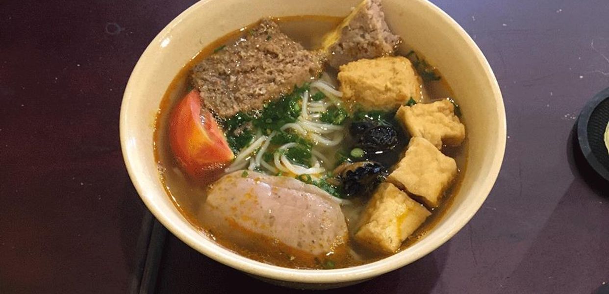 Bà-Ti---Bún-Riêu-&-Ốc-Bươu-Nhồi-Thịt---Hồng-Lạc
