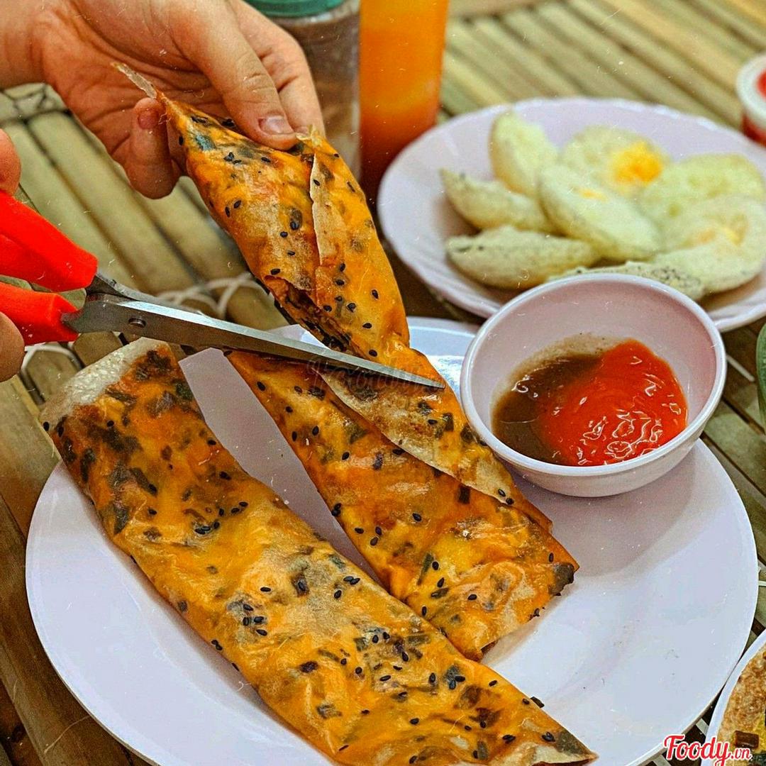 banh-trang-nuong-deo-thap-cam-co-tuong-ot