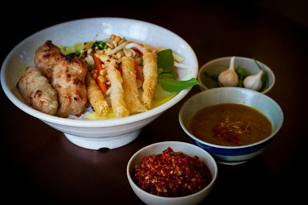 bun-nem-nuong-sot-tom-thit