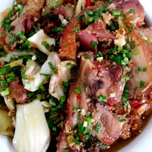 com-heo-quay-kho-cai-chua