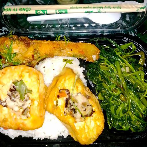 com-ca-sot-ca-chua-au-nhoi-thit