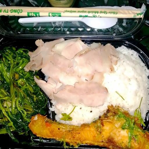 com-ca-sot-ca-chua-thit-luoc