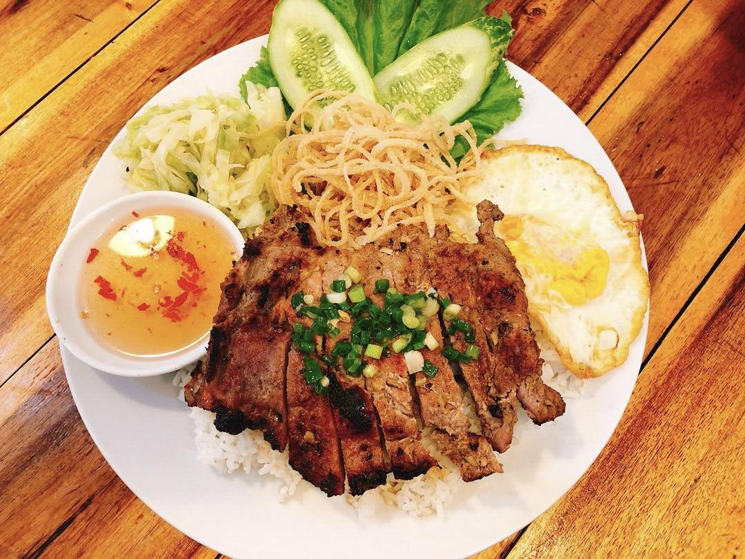 com-suon-nuong-trung-op-bi-chao