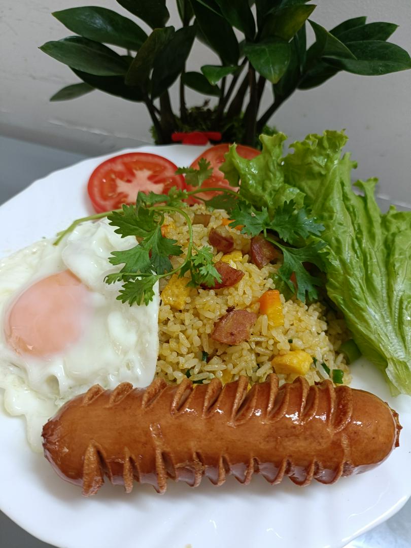 com-chien-duong-chau-trung-op-la-xuc-xich-uc