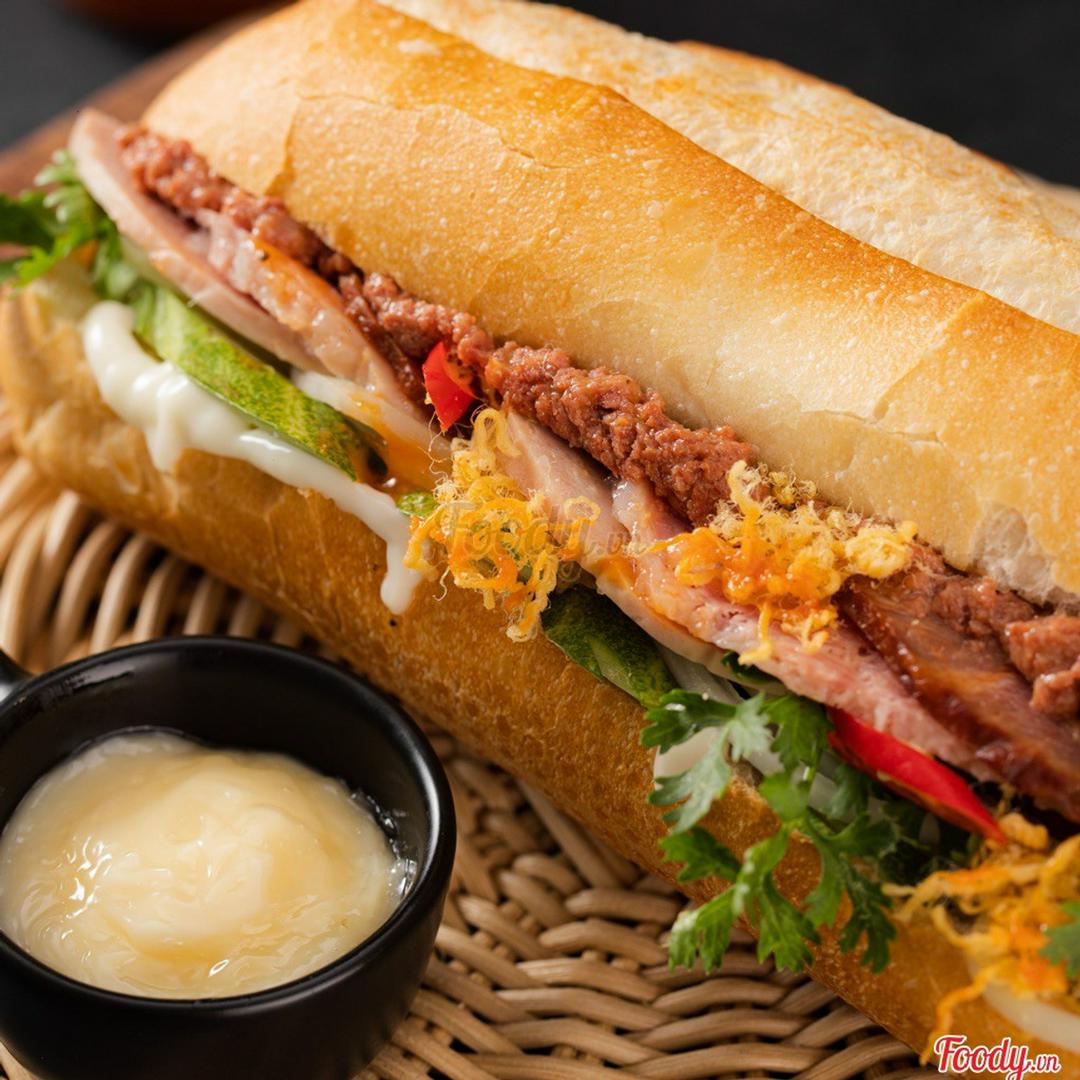 banh-my-thap-cam-yen-bee