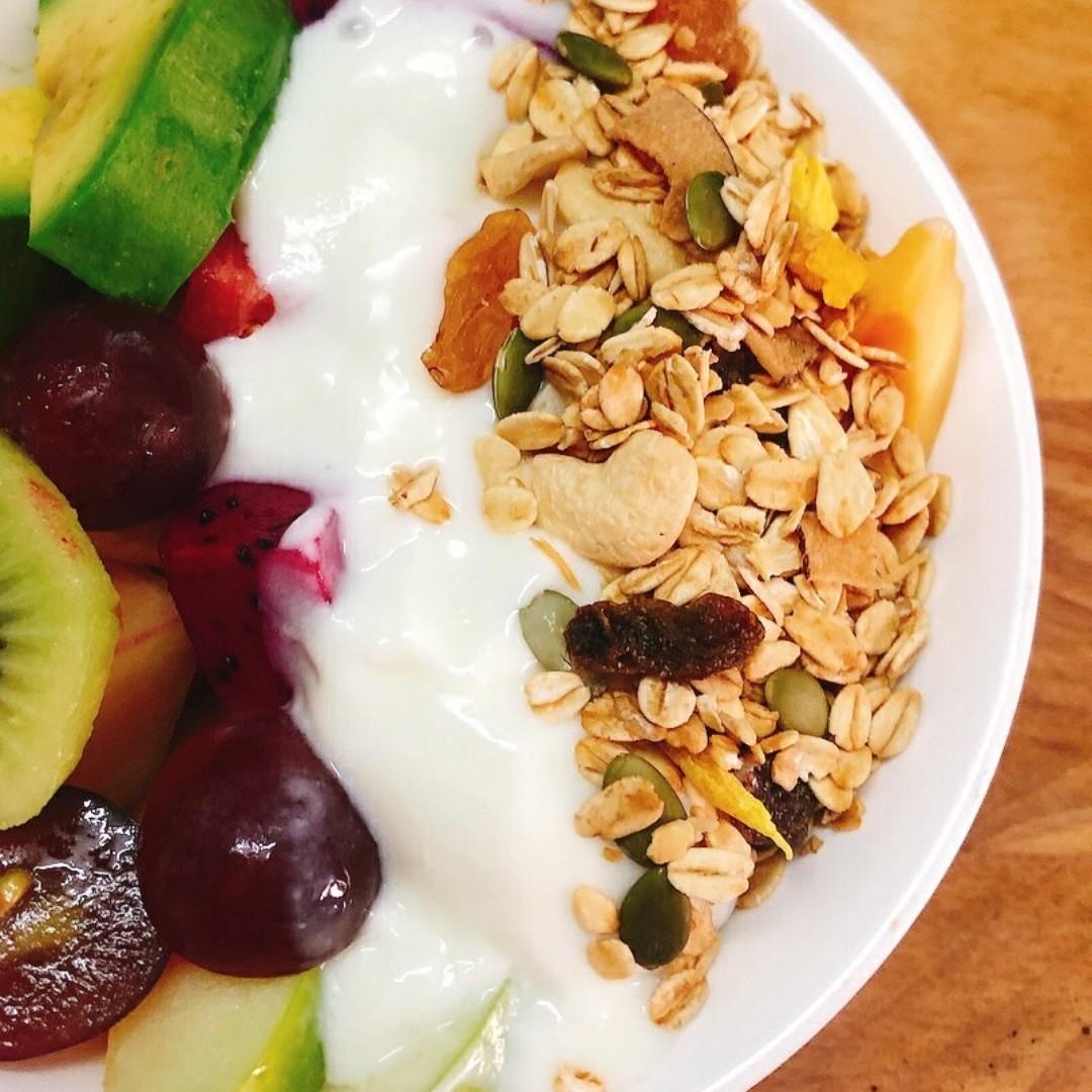trai-cay-dam-sua-chua-ngu-coc-healthy