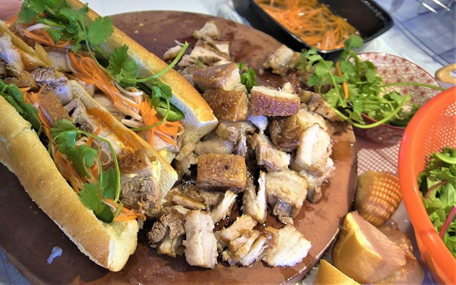 banh-mi-heo-quay-co-tu-no-trang-long