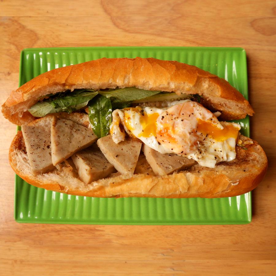 banh-mi-cha-lua-trung