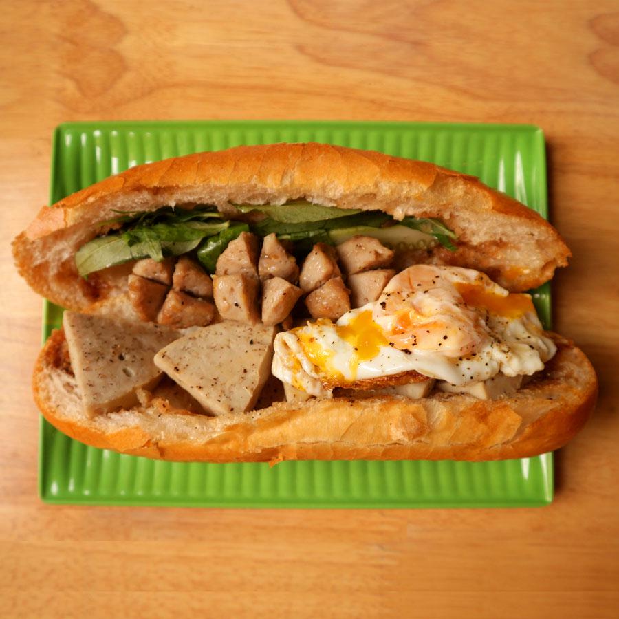 banh-mi-3-mon-bo-vien-cha-lua-trung