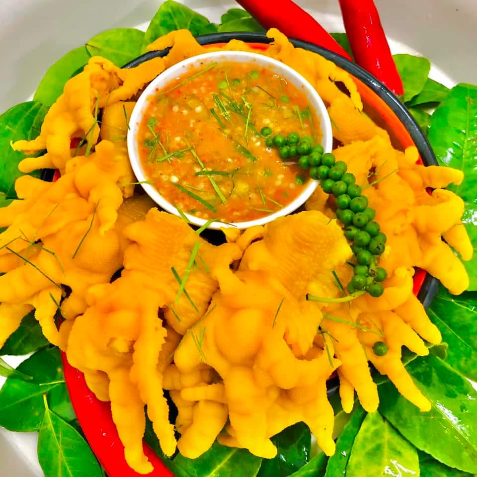 chan-ga-u-muoi-hoa-tieu-rut-xuong-khay-500g-kem-2-hu-sot-cham-muoi-hoa-tieu