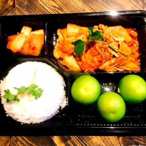 combo-com-thit-heo-xao-kimchi-trai-cay-trang-mieng