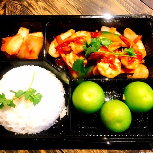 combo-com-tom-surimi-voi-ot-chuong-va-hanh-tay-trai-cay-trang-mieng