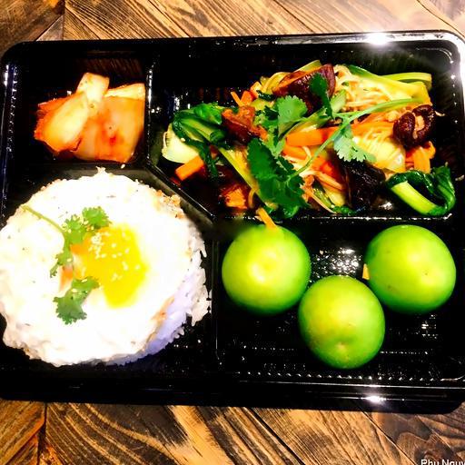 combo-com-trung-op-la-va-cai-xao-nam-thit-heo-trai-cay-trang-mieng