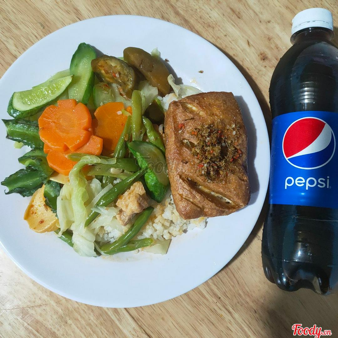 com-chay-thap-cam-au-hu-chien-sa-1-chai-pepsi