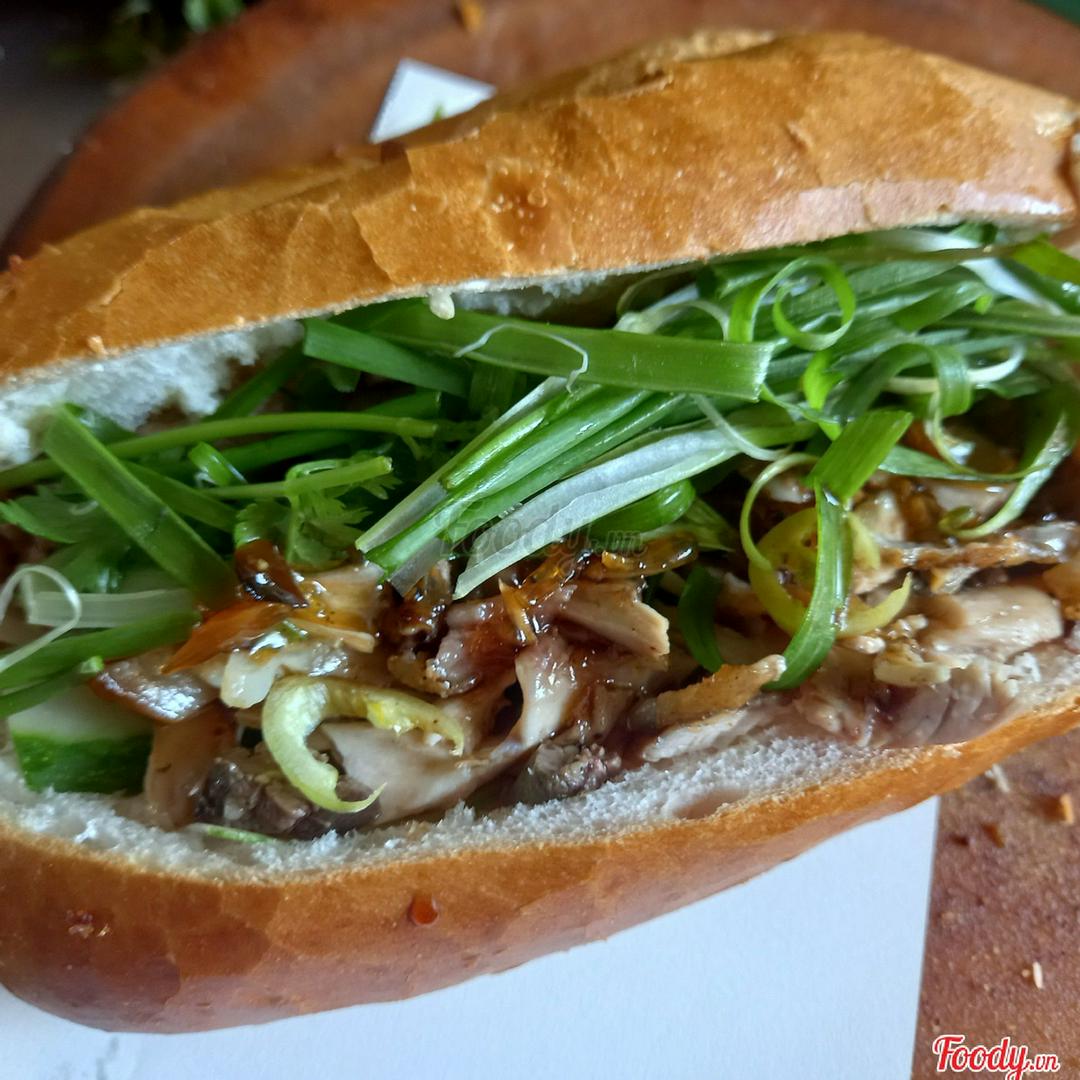 banh-mi-ga-quay