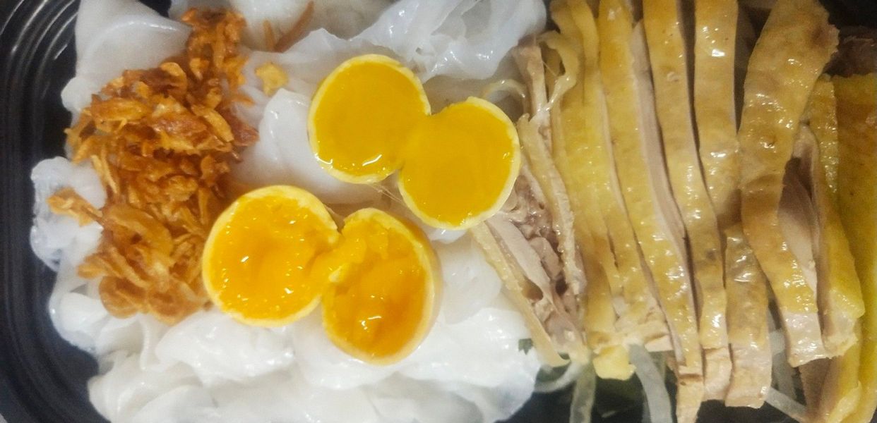 Bánh-Ướt-Lòng-Gà-&-Chân-Gà-Xốt-Thái---Tám-Danh