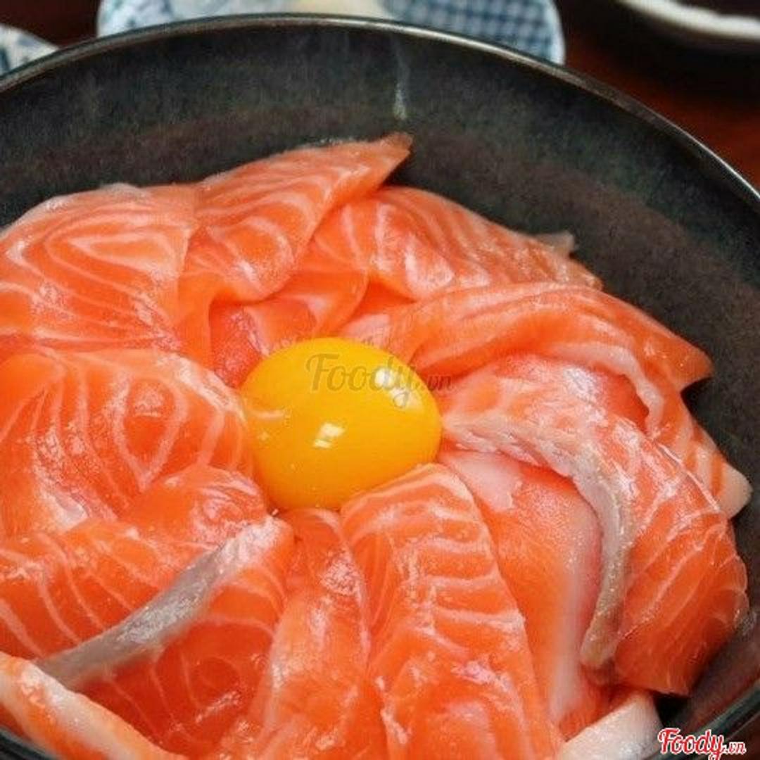 com-sashimi-ca-hoi-va-trung-ga-song