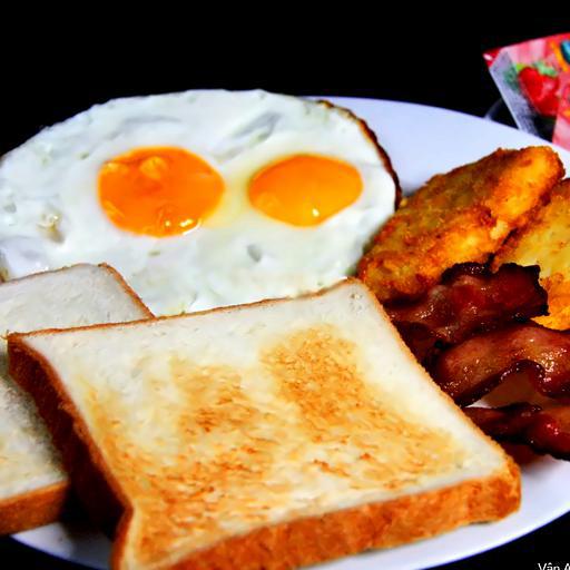 bacon-2-eggs-toast-hb