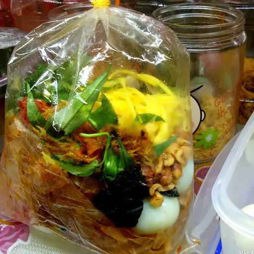 banh-trang-tron-truyen-thong-cay