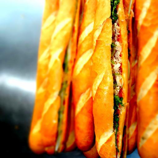 banh-mi-que-suon-nuong-xuc-xich