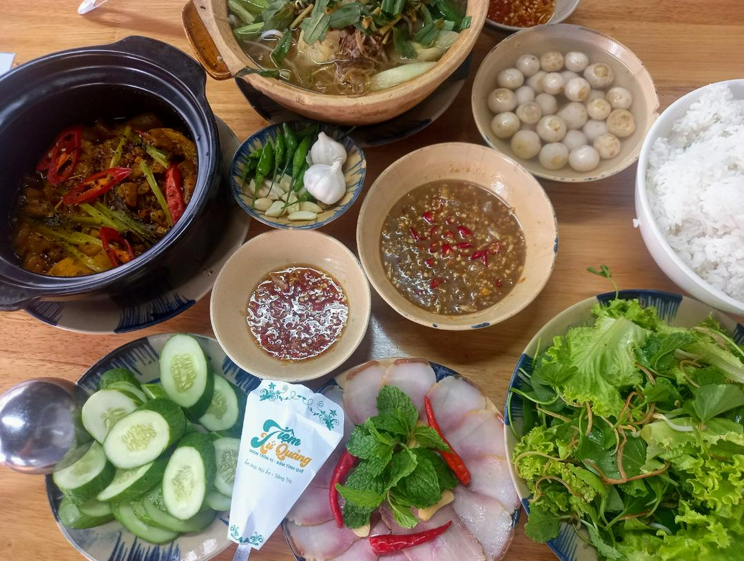 com-trua-thit-luoc-ngam-mam-kho-rau-song-luoc-canh