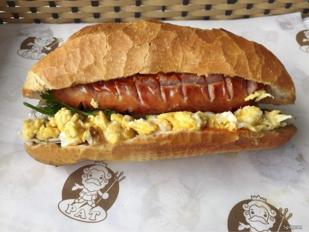 banh-my-pate-trung-xuc-xich-uc-viet