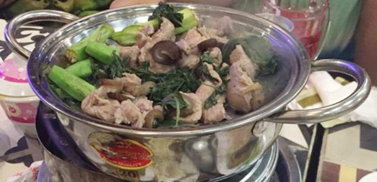 ngoc-linh-quan-ac-san-de-ninh-binh-quoc-huong