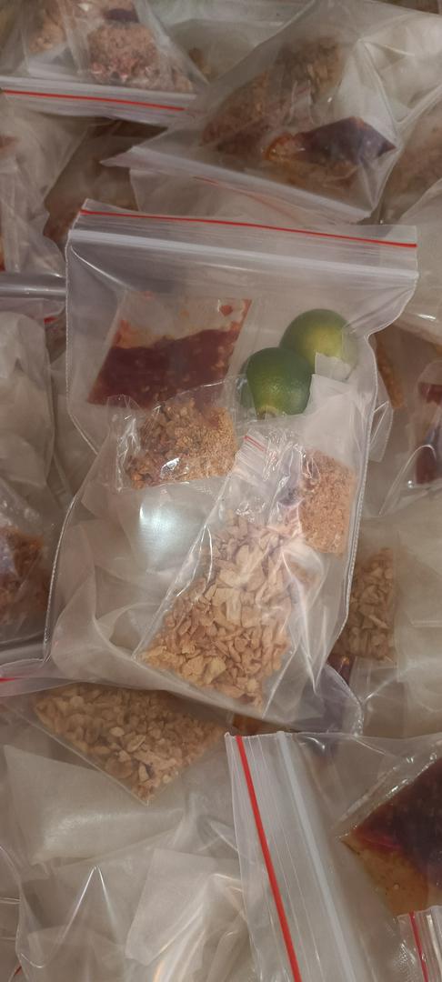 banh-trang-deo-muoi-toi-sate-tac-tui-zip