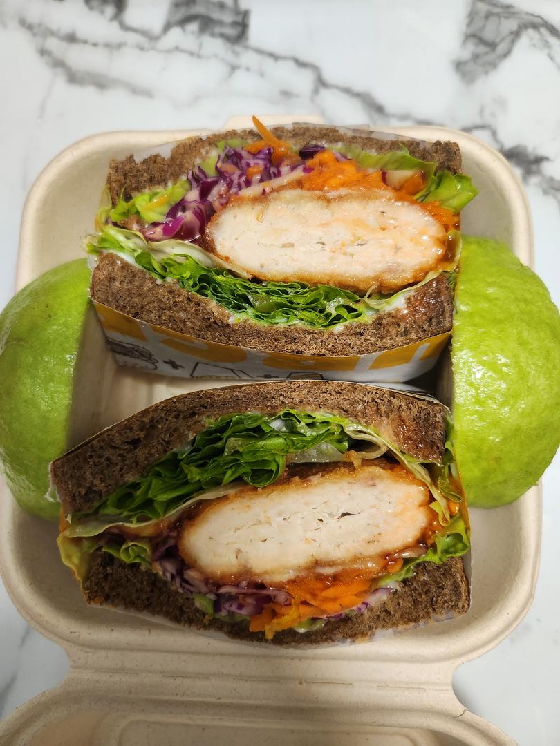 banh-mi-en-sandwich-ga-ran-pho-mai-fried-chicken-cheese-rye-sandwich