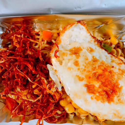 mi-tron-indomie-trung-op-la