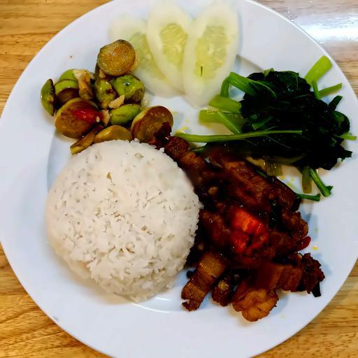 com-thit-ba-chi-rang-chay-canh