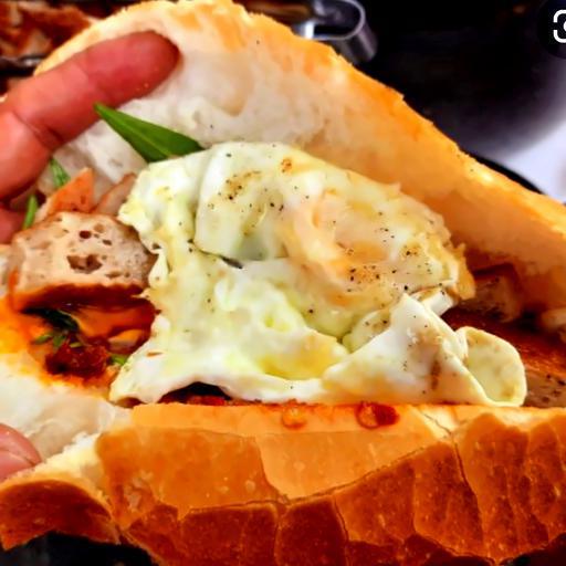 banh-mi-cha-ca-op-la-man-keo