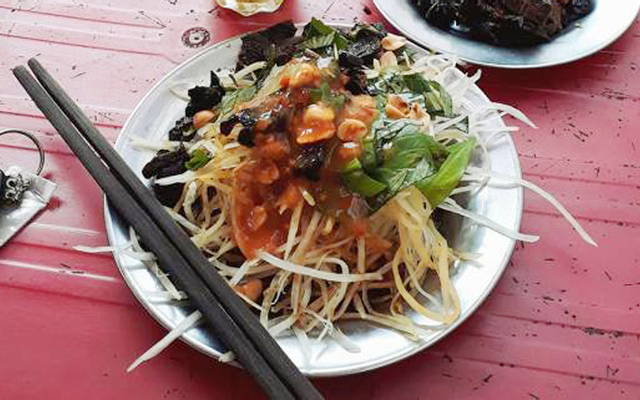 Gỏi-Khô-Bò-&-Bánh-Tráng-Trộn