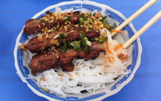 bun-thit-nuong-va-mi-xao-bo