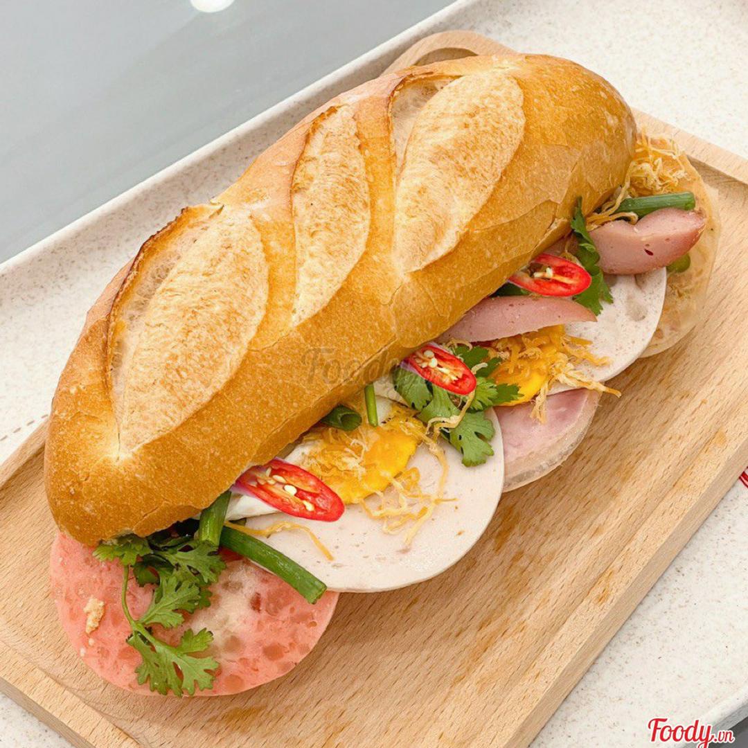 banh-mi-ac-biet-nuoc-giai-khat