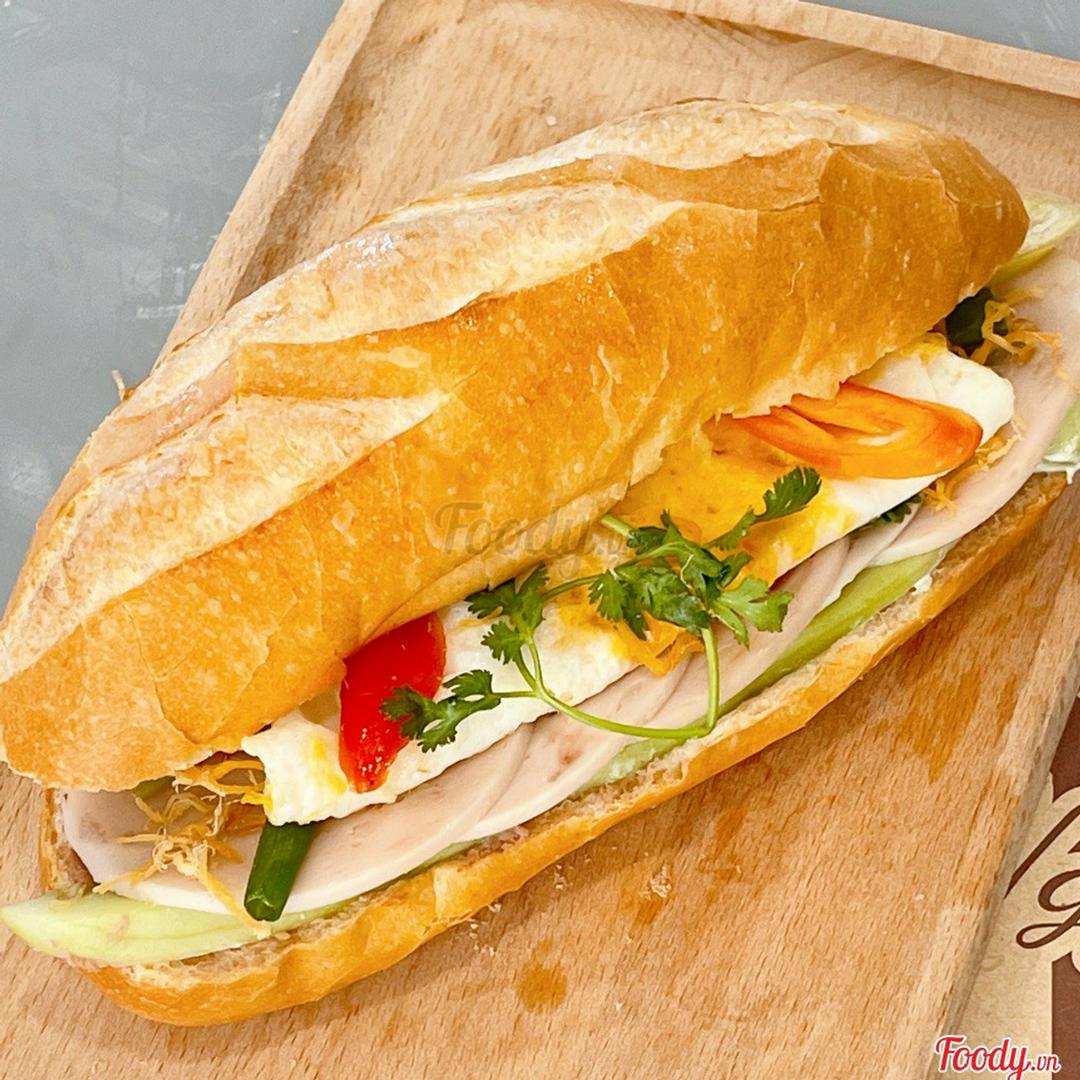 banh-mi-trung-cha-nuoc-giai-khat