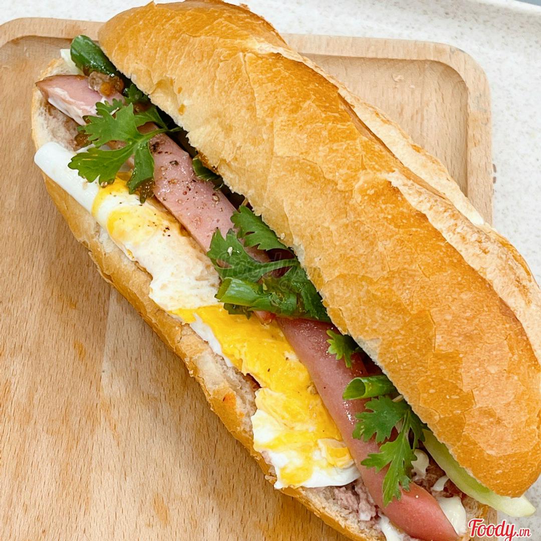 banh-mi-trung-xuc-xich-nuoc-giai-khat