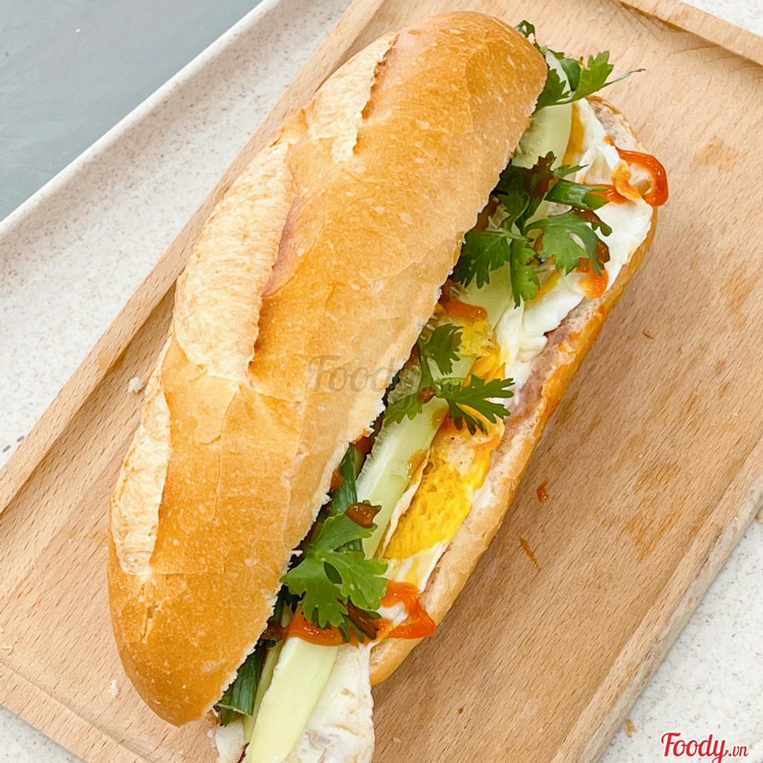 banh-mi-trung-nuoc-giai-khat
