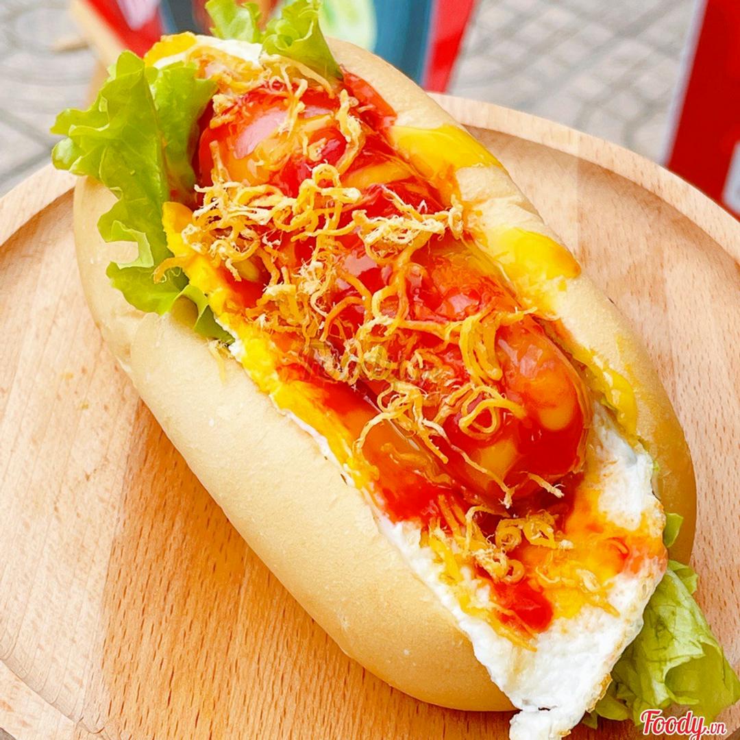 hot-dog-ac-biet-xuc-xich-trung-cha-bong-nuoc-giai-khat