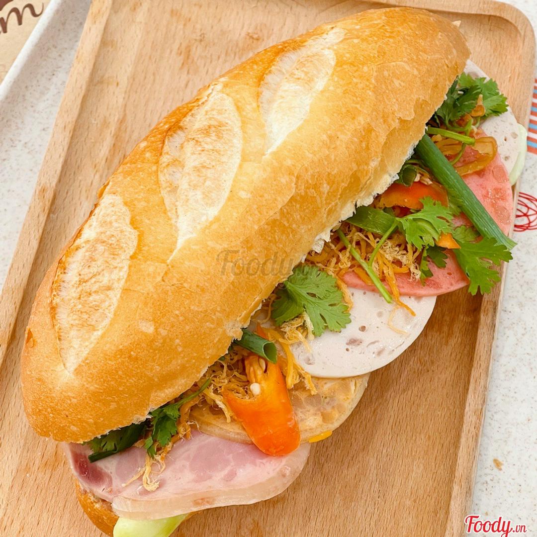 banh-mi-thit-nguoi-nuoc-giai-khat